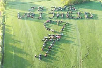 Boeren herdenken 75 jaar Vrijheid in Nederland met heel veel trekkers