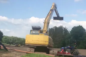 Boertjes zoeken slingerende verkoeling met graafmachine