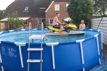 Boys zoeken verkoeling met waterscooter in dorpje Drempt