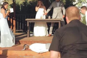 Bruidsjonker valt flauw en redt iedereen van gekrijs bruidsmeisje