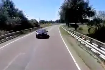 Cabrio rijder let even niet op in Scheemda