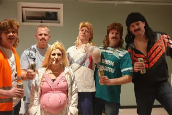 Carnavalsvierders uit Noord-Brabant doen scene uit New Kids na