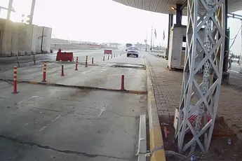 CCTV camera tolhuisje laat fataal ongeluk zien van vrachtwagen zonder remmen