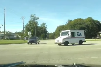 Chauffeur van Toyota Corolla ziet even een vrachtwagen over het hoofd