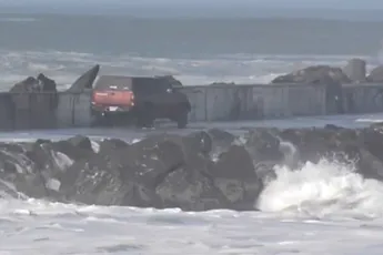 Chauffeur van Toyota slaat waarschuwing hoge golven in de wind...