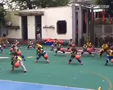 Chinese kinderen doen dansje met basketbal