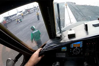 Cockpit kijkje tijdens launch E-2C Hawkeye vanaf een vliegdekschip