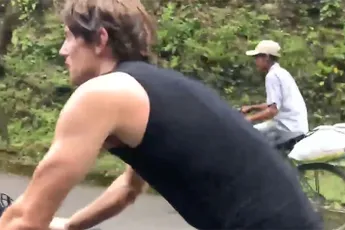 Colombiaans boertje kan Ironman triatleet makkelijk bijhouden op fiets