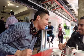 Cristiano Ronaldo gaat gewoon ergens een bakkie drinken...