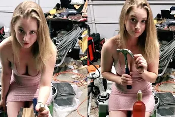 Dame heeft geen kurkentrekker, maar vermaakt toch door fles wijn open te maken