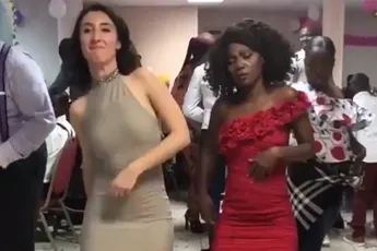 Dames doen hele succesvolle poging om show op de dansvloer te stelen