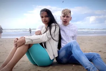 Dames glijden van de bank door tekst "Laat je gaan" van Gio Swikker