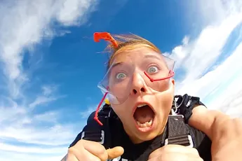 Dat is pech, is ineens je kunstgebit tijdens parachutespringen weg!