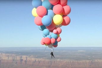 David Blaine vloog hangend aan 52 ballonnen over de woestijn van Arizona