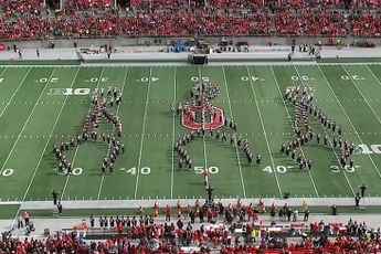 De Ohio State marching band doet de floss dans