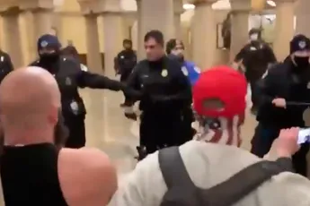 De poep raakt de ventilator: Boze Trump-aanhangers bestormen Capitool na speech