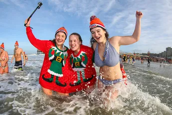 De Unox Nieuwjaarsduik 2018 in Scheveningen in beeld