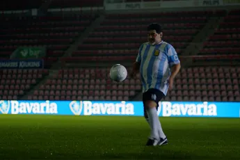 Diego Maradona doet remake van Basten commercial uit 1993