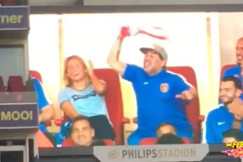 Diego Maradona op bezoek bij PSV: Shirt uit en zwaaien