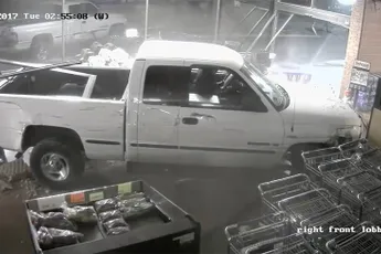 Dieven rijden winkel binnen om pinautomaat en sigaretten te stelen