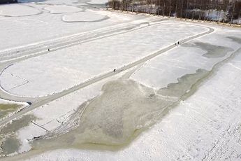 Drone beelden schaatsers op weiland in Aaltense Goor