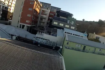 Drone komt even door raam kantoor in Kaapstad vliegen