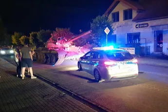 Dronken Pool valt stadje binnen met Russische tank