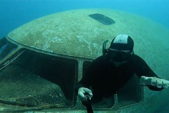 Duiker neemt kijkje in gezonken TriStar C130 vliegtuig bij Jordanië