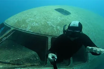 Duiker neemt kijkje in gezonken TriStar C130 vliegtuig bij Jordanië