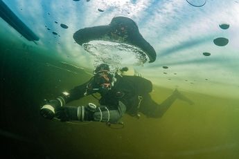 Duikers maken moddervette foto's onder ijs in Vinkeveen