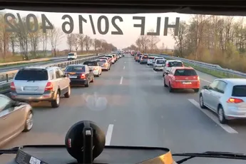 Duitsers laten zien hoe het moet als hulpdiensten er langs moeten!