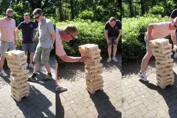 Een pijnlijk potje Jenga: Dag kinderbijslag!