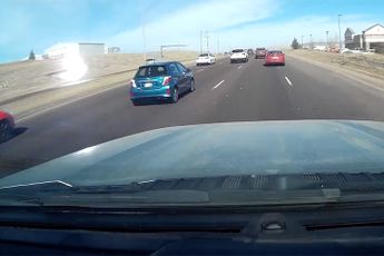 Elektriciteitspalen maken buiging door ferme wind in Colorado