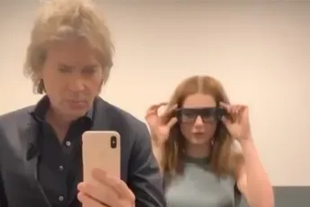 Emma Wortelboer en Matthijs van Nieuwkerk doen Flip the Switch Challenge