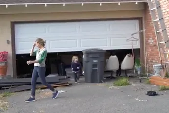 Engeltje zorgt ervoor dat kind niet geraakt wordt door vallende ladder