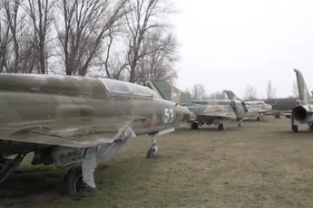 Ergens in Hongarije is een veld met verlaten straaljagers