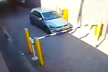 Fietser geeft kusje aan slagboom bij de Jumbo in Eindhoven