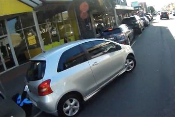 Fietser in voorstad van Melbourne is pislink op bellende automobiliste