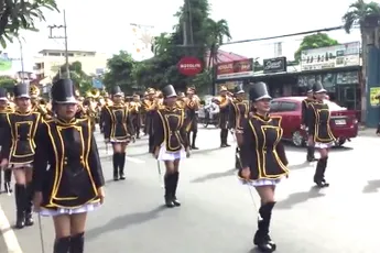 Filipijnse Zwerver speelt liever met eigen trommel als band voorbij komt
