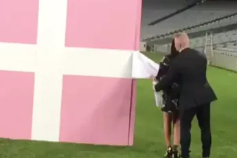 Fitness trainer in Nieuw-Zeeland doet aanzoek met speciale Range Rover