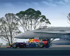 Formule 1 Chauffeur Daniel Ricciardo vs F/A-18 Hornet
