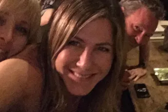 "Friends-reunie" foto Jennifer Aniston gaat weer viraal door coke op foto