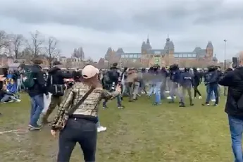 Gekkie spuit met pepperspray in het rond op Museumplein