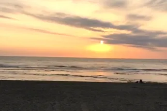 Genieten van een romantische zonsondergang in Noordwijk aan Zee