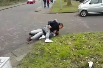 Gewoon een gezellig Worldstar gevecht op een school in Den Helder...