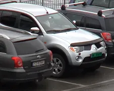 Gloeiende, wie ramt er steeds op die toeter?