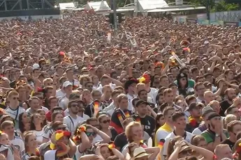 Groepje Mexicanen viert doelpunt tegen Duitsland in fanzone in Berlijn