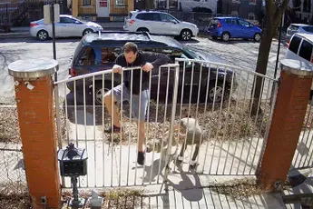 Hardloper in Chicago moet over hek springen als Pitbull achter hem aan zit