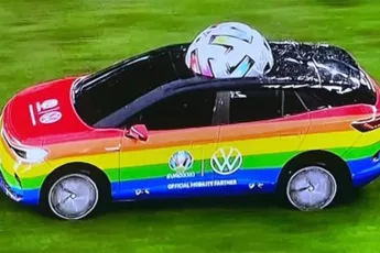 Heerlijke humor: Wesley Sneijder geniet van een ritje in zijn auto