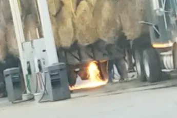 Helder licht doet even lassen bij balen hooi en een benzinestation